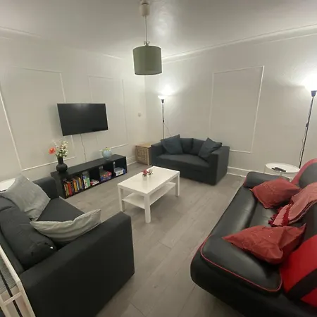 Cosy 2 Room Space Near Station